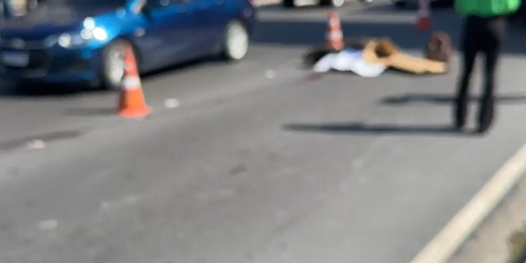 Urgente: Idosa de 64 anos morre atropelada por moto debaixo de passarela na avenida Max Teixeira
