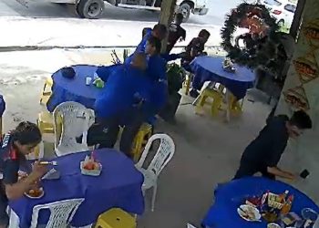 Vídeo: clientes de lanchonete em pânico correm durante tiroteio em Manaus