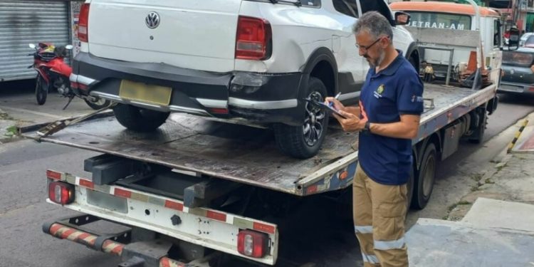 Motorista bêbado tenta fugir da polícia em Manaus mas é preso após perseguição