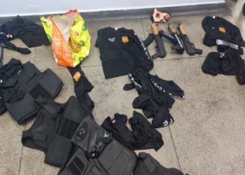 Homem preso com fuzis, munições e coletes tenta fugir em Manaus pulando muro e acaba preso