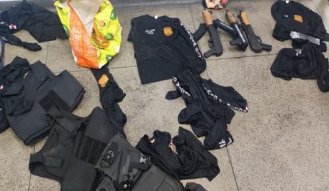 Homem preso com fuzis, munições e coletes tenta fugir em Manaus pulando muro e acaba preso