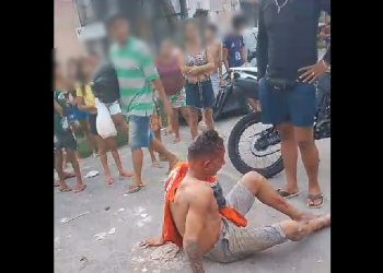 Vídeo: Assaltante tenta roubar, é pego pelos traficantes e fica desorientado após surra em Manaus