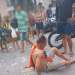 Vídeo: Assaltante tenta roubar, é pego pelos traficantes e fica desorientado após surra em Manaus