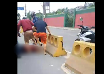 Vídeo: Com arma falsa e faca, dupla assalta banca de café em Manaus e um deles acaba ‘merendado’