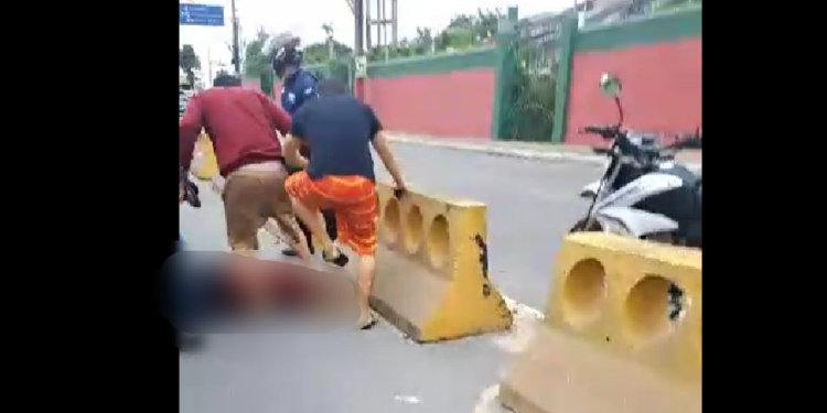 Vídeo: Com arma falsa e faca, dupla assalta banca de café em Manaus e um deles acaba ‘merendado’