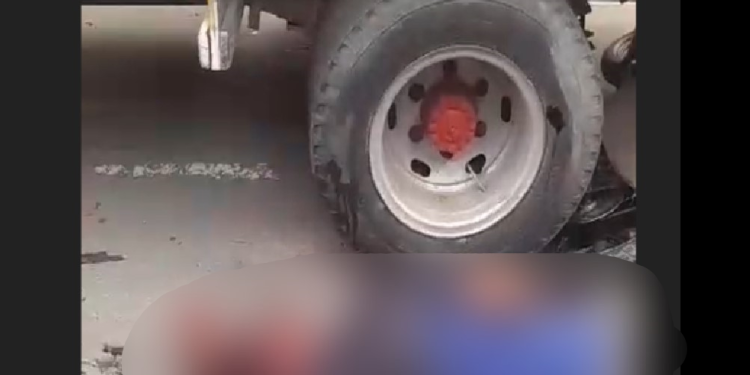 Vídeo: Jovens ficam gravemente feridos após colidir com caminhão em Manaus e ainda são furtados