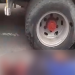 Vídeo: Jovens ficam gravemente feridos após colidir com caminhão em Manaus e ainda são furtados