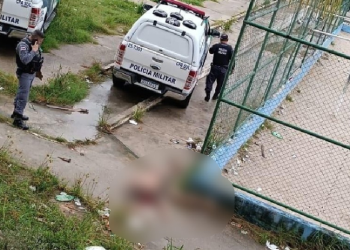 Vídeo: Em Manaus, homem é arrastado por escadaria e morto com facadas e tiros
