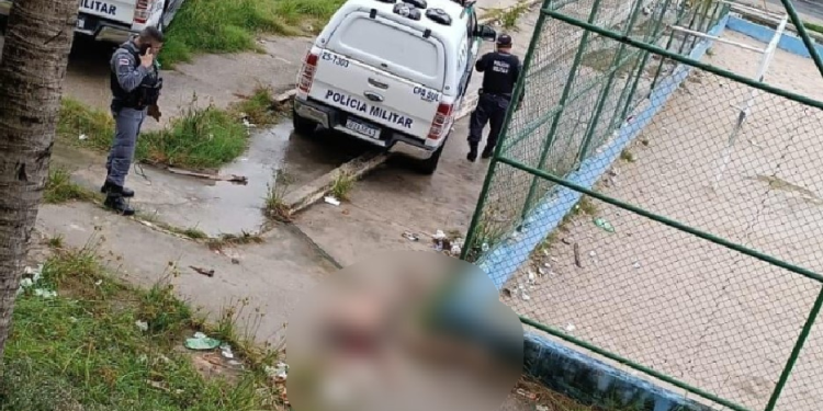 Vídeo: Em Manaus, homem é arrastado por escadaria e morto com facadas e tiros