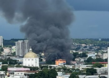 Vídeos: incêndio na Praça 14 leva sofrimento e perda total em Manaus