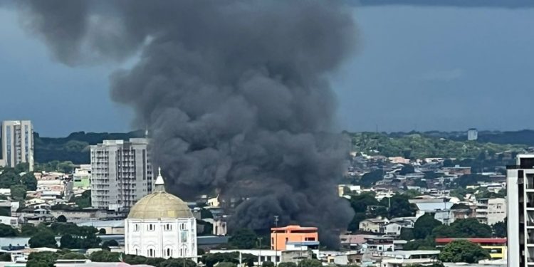 Vídeos: incêndio na Praça 14 leva sofrimento e perda total em Manaus
