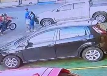 Vídeo: bandidos rendem pai e filha durante assalto no meio da rua em Manaus