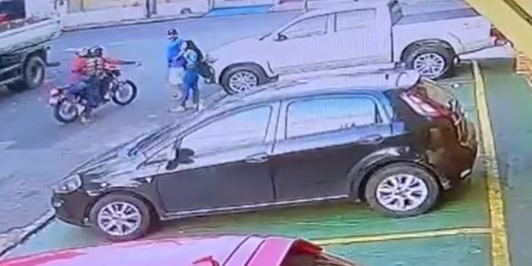 Vídeo: bandidos rendem pai e filha durante assalto no meio da rua em Manaus