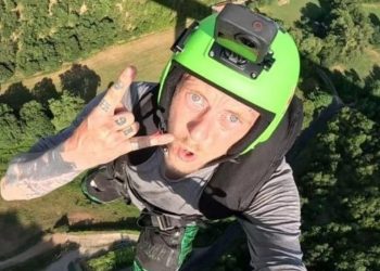 ‘3,2,1, até mais’: veja momento que saltador pula, paraquedas falha e ele morre