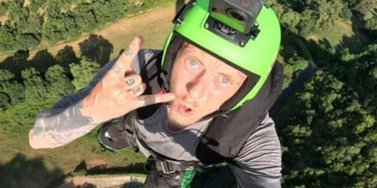 ‘3,2,1, até mais’: veja momento que saltador pula, paraquedas falha e ele morre