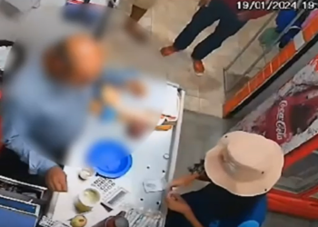 Vídeo: Dois assaltantes, um deles de peruca, faz ‘limpa’ em mercadinho de Manaus