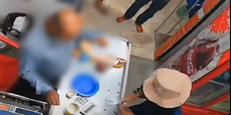 Vídeo: Dois assaltantes, um deles de peruca, faz ‘limpa’ em mercadinho de Manaus