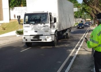 Prefeitura flagra caminhões pesados colocando trânsito em risco na Ephigênio Sales