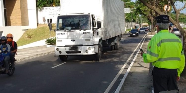 Prefeitura flagra caminhões pesados colocando trânsito em risco na Ephigênio Sales