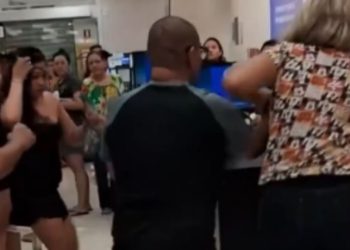 Vídeo: barraqueiras da C&A entram em luta no Centro de Manaus: ‘me deu uma raquetada’