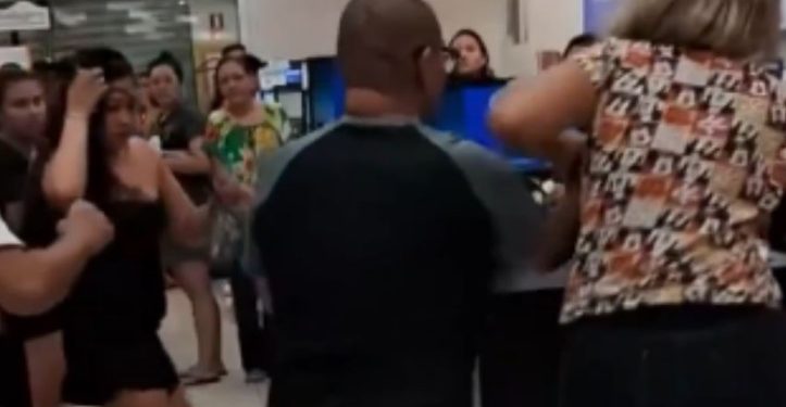Vídeo: barraqueiras da C&A entram em luta no Centro de Manaus: ‘me deu uma raquetada’
