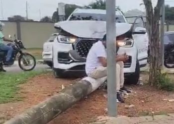 Vídeo: Militar e outro homem quase são esmagados por poste após acidente na Ponta Negra