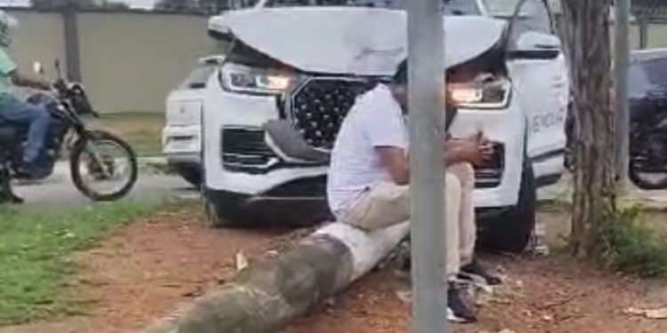 Vídeo: Militar e outro homem quase são esmagados por poste após acidente na Ponta Negra