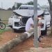 Vídeo: Militar e outro homem quase são esmagados por poste após acidente na Ponta Negra