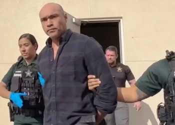 Vídeo: brasileiro tenta assaltar banco nos EUA e acaba preso