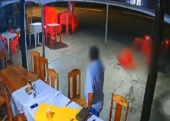Vídeo mostra cliente sendo executado com vários tiros em restaurante e funcionária sendo atingida; veja