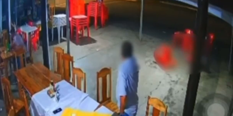 Vídeo mostra cliente sendo executado com vários tiros em restaurante e funcionária sendo atingida; veja