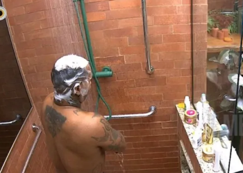 Sorria que eu estou te filmando: Rodriguinho deixa a ‘cabeça’ de fora no banho no BBB; veja