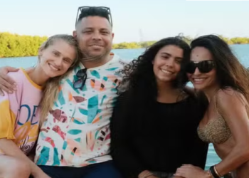 Aos 42 anos, Sabrina Sato curte a Bahia com biquínis ousados e na presença de Ronaldo e Celina Locks