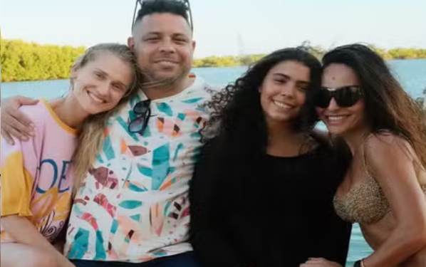 Aos 42 anos, Sabrina Sato curte a Bahia com biquínis ousados e na presença de Ronaldo e Celina Locks