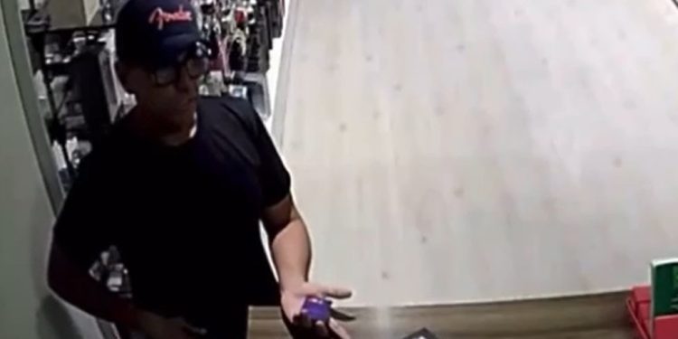 Vídeo: bandido assalta shopping “educadamente”: ‘por gentileza, o dinheiro todinho, bote na sacola’