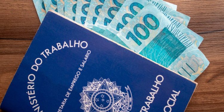 Salário mínimo de R$ 1.412 entra em vigor nesta segunda-feira