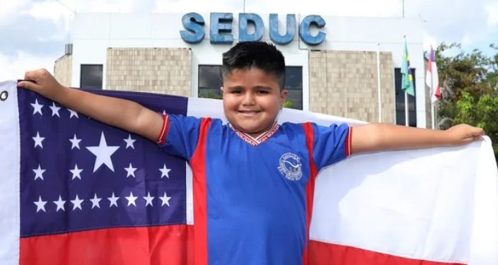 Após passar em matemática na UEA aos 10 anos, Luan mostra Manaus falando em inglês