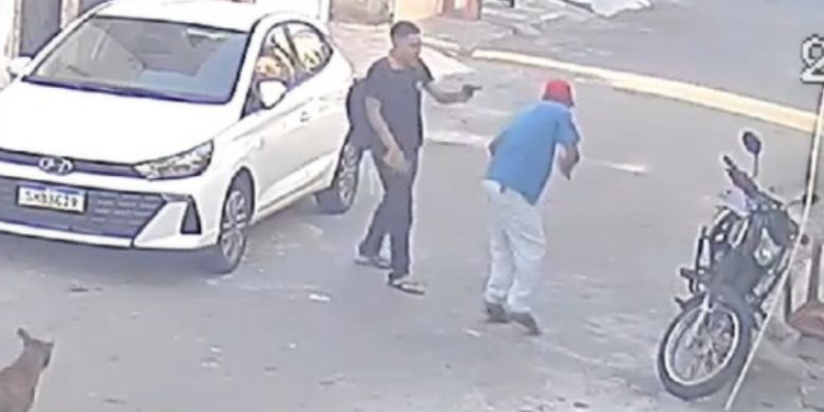 Vídeo: Durante discussão, dupla protagoniza bangue-bangue e se mata a tiros