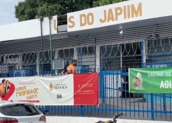 Descontrolado, jovem invade UBS no Japiim com faca e ameaça os pacientes e funcionários