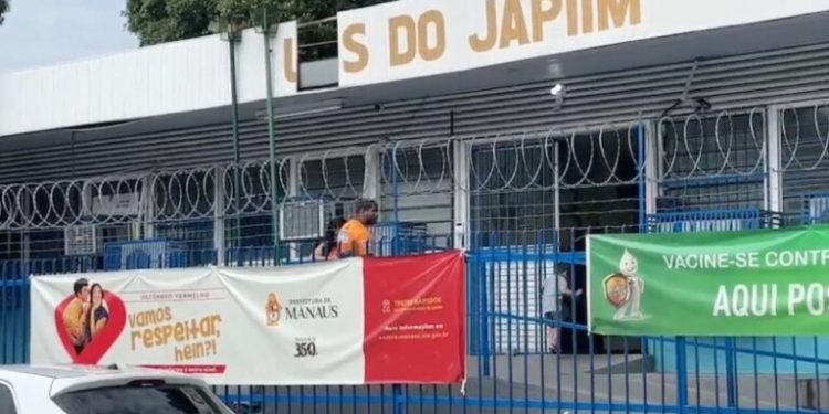 Descontrolado, jovem invade UBS no Japiim com faca e ameaça os pacientes e funcionários