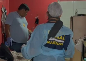 No chão de quitinete, venezuelano é encontrado morto a tiros em Manaus