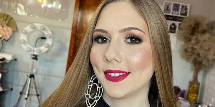 Jovem é morta a tiros no banco do carona do namorado durante passeio romântico
