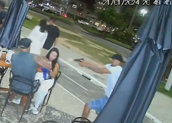 Veja: Câmera grava exato momento em que ‘Sérgio Bomba’ é executado em quiosque na frente da amada