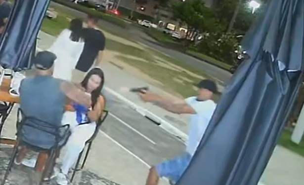 Veja: Câmera grava exato momento em que ‘Sérgio Bomba’ é executado em quiosque na frente da amada