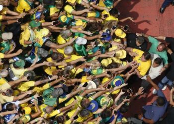 Bolsonaro reúne milhares de pessoas na avenida paulista em seu apoio