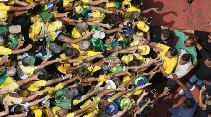 Bolsonaro reúne milhares de pessoas na avenida paulista em seu apoio