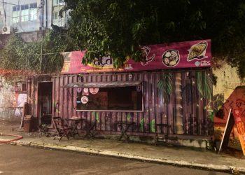 Ponto de açaí em Manaus em chamas após um curto-circuito