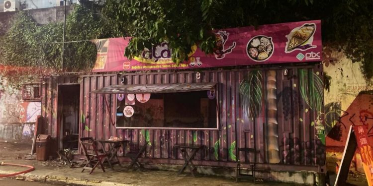 Ponto de açaí em Manaus em chamas após um curto-circuito