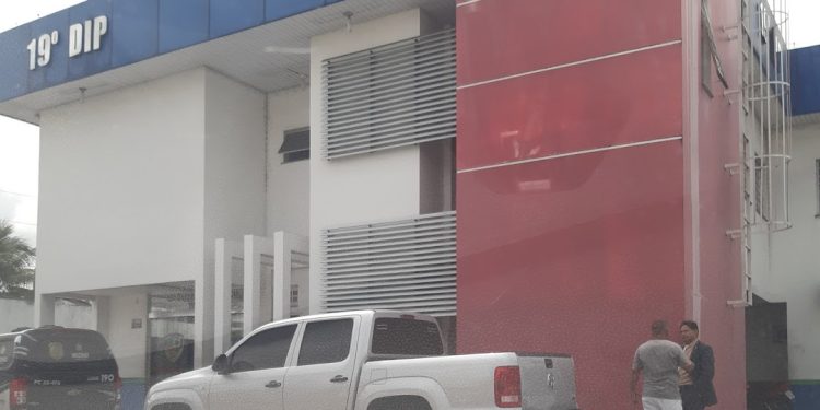 Dupla suspeita de tráfico na comunidade Rio Piorini é presa