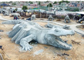 Veja como está ficando o Parque Amazonino Mendes com esculturas imensas de jacarés, onças e muito mais